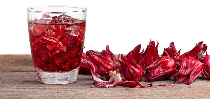 Photo of cold sorrel drink accompanied by fresh sorrel flowers